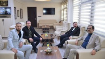 Kısa bir süre önce yapılan kongrede Emet esnaf odası başkanlığına seçilen Ramazan Seval belediye başkanımız Hüseyin Doğan'a iadei ziyarette bulundu.