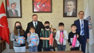 Kütahya akıl ve zeka oyunları turnuvasında başarıı olan öğrencilerimiz belediye başkanımız Hüseyin Doğan’ı makamında ziyaret ettiler.