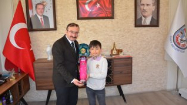 Kütahya akıl ve zeka oyunları turnuvasında başarıı olan öğrencilerimiz belediye başkanımız Hüseyin Doğan’ı makamında ziyaret ettiler.