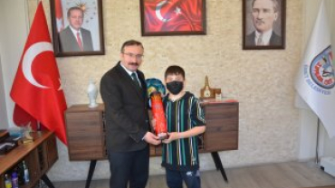 Kütahya akıl ve zeka oyunları turnuvasında başarıı olan öğrencilerimiz belediye başkanımız Hüseyin Doğan’ı makamında ziyaret ettiler.