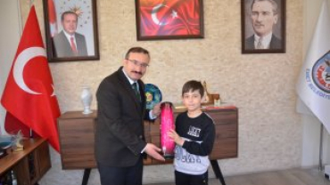 Kütahya akıl ve zeka oyunları turnuvasında başarıı olan öğrencilerimiz belediye başkanımız Hüseyin Doğan’ı makamında ziyaret ettiler.