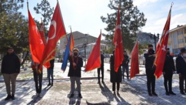 18 MART ÇANAKKALE ŞEHİTLERİ ANMA PROGRAMI  HÜKÜMET KONAĞI ÖNÜNDEKİ ATATÜRK BÜSTÜNE ÇELENK KOYMA TÖRENİ İLE BAŞLADI...