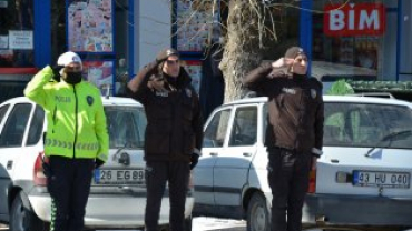 18 MART ÇANAKKALE ŞEHİTLERİ ANMA PROGRAMI  HÜKÜMET KONAĞI ÖNÜNDEKİ ATATÜRK BÜSTÜNE ÇELENK KOYMA TÖRENİ İLE BAŞLADI...