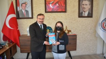 Kütahya akıl ve zeka oyunları turnuvasında başarıı olan öğrencilerimiz belediye başkanımız Hüseyin Doğan’ı makamında ziyaret ettiler.