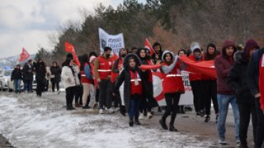 SOĞUK HAVA VE KAR YAĞIŞINA RAĞMEN CEVİZ DERE ŞEHİTLİĞİMİZE 'ŞEHİTLERİMİZE SAYGI YÜRÜYÜŞÜ' GERÇEKLEŞTİRİLDi