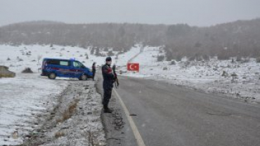 SOĞUK HAVA VE KAR YAĞIŞINA RAĞMEN CEVİZ DERE ŞEHİTLİĞİMİZE 'ŞEHİTLERİMİZE SAYGI YÜRÜYÜŞÜ' GERÇEKLEŞTİRİLDi