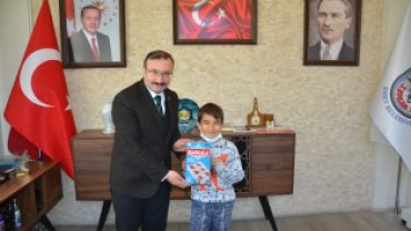 Kütahya akıl ve zeka oyunları turnuvasında başarıı olan öğrencilerimiz belediye başkanımız Hüseyin Doğan’ı makamında ziyaret ettiler.