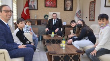 Kütahya akıl ve zeka oyunları turnuvasında başarıı olan öğrencilerimiz belediye başkanımız Hüseyin Doğan’ı makamında ziyaret ettiler.