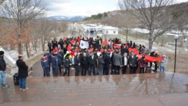 SOĞUK HAVA VE KAR YAĞIŞINA RAĞMEN CEVİZ DERE ŞEHİTLİĞİMİZE 'ŞEHİTLERİMİZE SAYGI YÜRÜYÜŞÜ' GERÇEKLEŞTİRİLDi