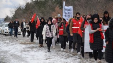 SOĞUK HAVA VE KAR YAĞIŞINA RAĞMEN CEVİZ DERE ŞEHİTLİĞİMİZE 'ŞEHİTLERİMİZE SAYGI YÜRÜYÜŞÜ' GERÇEKLEŞTİRİLDi