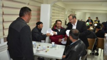 EMET BİRLİK İFTARINDA BUGÜN EMET BELEDİYESİ KEÇİ PROJESİNDE KEÇİ DAĞITILAN ÜRETİCİLERİMİZ VE AİLELERİ İLE İLÇE TARIM PERSONELİ BİRARAYA GELDİ...