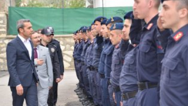 Belediyemizdeki bayramlaşmanın ardından İlçemiz Jandarma komutanlığına geçilerek bayramlaşma törenine devam edildi