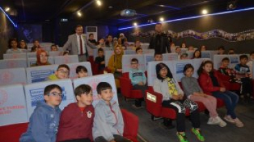 Emet'te Çocuklar Gezen Sinema Şenliğinde Eğlendi