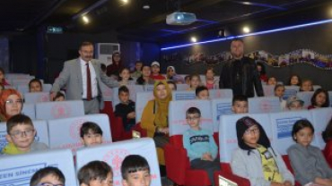 Emet'te Çocuklar Gezen Sinema Şenliğinde Eğlendi