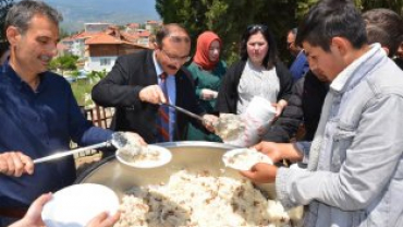 GENÇLER BAHARI OKULLARINCA DÜZENLENEN BAHAR ŞENLİĞİ İLE KARŞILADI