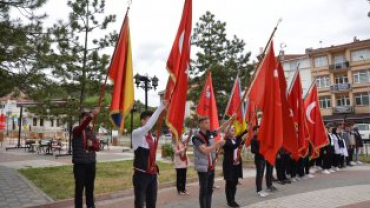 19 Mayıs Atatürk’ü Anma, Gençlik ve Spor Bayramı kutlamaları çelenk sunumuyla başladı.