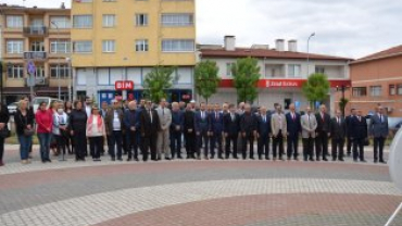 19 Mayıs Atatürk’ü Anma, Gençlik ve Spor Bayramı kutlamaları çelenk sunumuyla başladı.