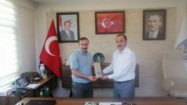 01-07 Haziran Hayat boyu öğrenme haftasında Emet Halk Eğitim müdürü Süleyman Avcı ve Halk eğitim müdürlüğümüz öğretmenleri Belediye başkanımız Hüseyin Doğan'ı makamında ziyaret ettiler.