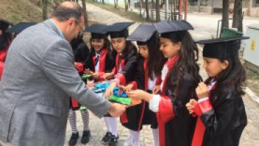 MEZUNİYET TÖRENİ YAPAN GAZİ KEMAL İLKOKULUMUZ 4/ A SINIFI ÖĞRENCİLERİMİZ BELEDİYE BAŞKANIMIZ KARŞILAŞINCA HATIRA FOTOĞRAFI ÇEKTİRİLDİ.
