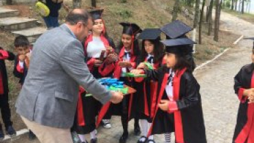 MEZUNİYET TÖRENİ YAPAN GAZİ KEMAL İLKOKULUMUZ 4/ A SINIFI ÖĞRENCİLERİMİZ BELEDİYE BAŞKANIMIZ KARŞILAŞINCA HATIRA FOTOĞRAFI ÇEKTİRİLDİ.