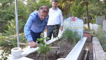 AREFE GÜNÜNDE BAŞKANIMIZDAN ŞEHİT MEZARLARIMIZA ZİYARET VE GÜL DAĞITIMI