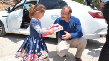 Emet Belediye Başkanımız Hüseyin Doğan, Kurban Bayramı öncesi belediye hizmet birimlerini tek tek ziyaret ederek belediye çalışanlarıyla bayramlaştı.