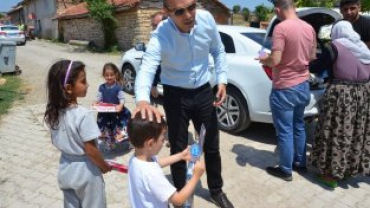 Emet Belediye Başkanımız Hüseyin Doğan, Kurban Bayramı öncesi belediye hizmet birimlerini tek tek ziyaret ederek belediye çalışanlarıyla bayramlaştı.