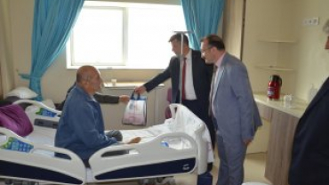 Belediye Başkanımız Hüseyin Doğan  ve Beraberindeki̇ Heyet Dr. Fazıl Doğan Devlet Hastanemizde Ziyaret Ederek Sağlık Personelimizin Ve Tedavi̇ Gören Hastalarımızın Bayramlarını Kutladılar...