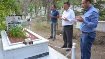 AREFE GÜNÜNDE BAŞKANIMIZDAN ŞEHİT MEZARLARIMIZA ZİYARET VE GÜL DAĞITIMI