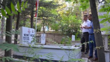 AREFE GÜNÜNDE BAŞKANIMIZDAN ŞEHİT MEZARLARIMIZA ZİYARET VE GÜL DAĞITIMI
