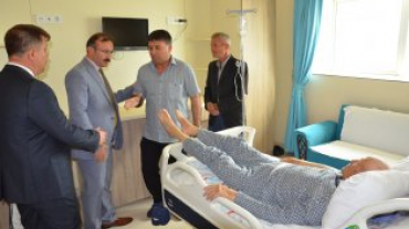 Belediye Başkanımız Hüseyin Doğan  ve Beraberindeki̇ Heyet Dr. Fazıl Doğan Devlet Hastanemizde Ziyaret Ederek Sağlık Personelimizin Ve Tedavi̇ Gören Hastalarımızın Bayramlarını Kutladılar...