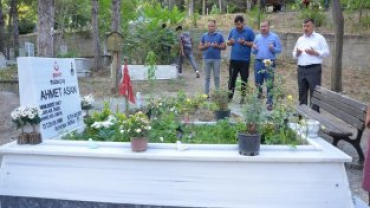 AREFE GÜNÜNDE BAŞKANIMIZDAN ŞEHİT MEZARLARIMIZA ZİYARET VE GÜL DAĞITIMI