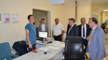 Belediye Başkanımız Hüseyin Doğan  ve Beraberindeki̇ Heyet Dr. Fazıl Doğan Devlet Hastanemizde Ziyaret Ederek Sağlık Personelimizin Ve Tedavi̇ Gören Hastalarımızın Bayramlarını Kutladılar...