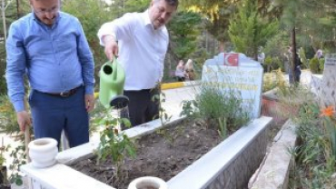AREFE GÜNÜNDE BAŞKANIMIZDAN ŞEHİT MEZARLARIMIZA ZİYARET VE GÜL DAĞITIMI