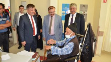 Belediye Başkanımız Hüseyin Doğan  ve Beraberindeki̇ Heyet Dr. Fazıl Doğan Devlet Hastanemizde Ziyaret Ederek Sağlık Personelimizin Ve Tedavi̇ Gören Hastalarımızın Bayramlarını Kutladılar...
