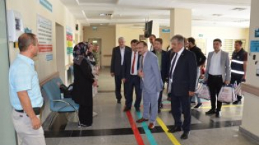 Belediye Başkanımız Hüseyin Doğan  ve Beraberindeki̇ Heyet Dr. Fazıl Doğan Devlet Hastanemizde Ziyaret Ederek Sağlık Personelimizin Ve Tedavi̇ Gören Hastalarımızın Bayramlarını Kutladılar...