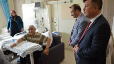 Belediye Başkanımız Hüseyin Doğan  ve Beraberindeki̇ Heyet Dr. Fazıl Doğan Devlet Hastanemizde Ziyaret Ederek Sağlık Personelimizin Ve Tedavi̇ Gören Hastalarımızın Bayramlarını Kutladılar...