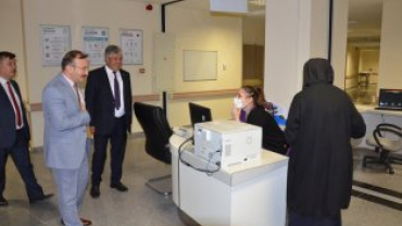 Belediye Başkanımız Hüseyin Doğan  ve Beraberindeki̇ Heyet Dr. Fazıl Doğan Devlet Hastanemizde Ziyaret Ederek Sağlık Personelimizin Ve Tedavi̇ Gören Hastalarımızın Bayramlarını Kutladılar...