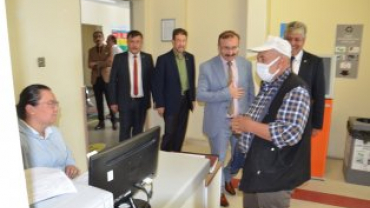 Belediye Başkanımız Hüseyin Doğan  ve Beraberindeki̇ Heyet Dr. Fazıl Doğan Devlet Hastanemizde Ziyaret Ederek Sağlık Personelimizin Ve Tedavi̇ Gören Hastalarımızın Bayramlarını Kutladılar...