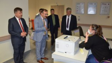 Belediye Başkanımız Hüseyin Doğan  ve Beraberindeki̇ Heyet Dr. Fazıl Doğan Devlet Hastanemizde Ziyaret Ederek Sağlık Personelimizin Ve Tedavi̇ Gören Hastalarımızın Bayramlarını Kutladılar...