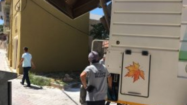 ÇÖP KONTEYNIRLARININ BAKIM VE YIKAMALARI YAPILIYOR.