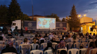 Gezen Sinema Tırı İle Emet'te 'Neşeli Günler'