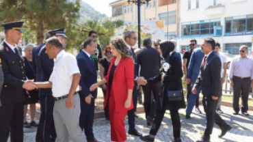 30 AĞUSTOS BÜYÜK ZAFERİMİZİN 100.GURUR YILINDA İLÇEMİZ HÜKÜMET MEYDANIN ÖNÜNDE RESMİ PROGRAM DÜZENLENDİ