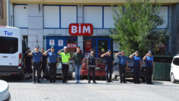 30 AĞUSTOS BÜYÜK ZAFERİMİZİN 100.GURUR YILINDA İLÇEMİZ HÜKÜMET MEYDANIN ÖNÜNDE RESMİ PROGRAM DÜZENLENDİ