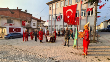 EMET GÜNLÜCEDE MEHTERAN COŞKUSU... EMET BELEDİYEMİZCE KÖYÜMÜZDE KURTULUŞ PİLAVI DAĞITILDI