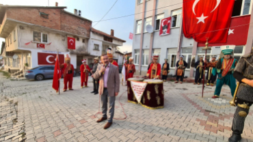 EMET GÜNLÜCEDE MEHTERAN COŞKUSU... EMET BELEDİYEMİZCE KÖYÜMÜZDE KURTULUŞ PİLAVI DAĞITILDI