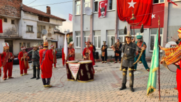 EMET GÜNLÜCEDE MEHTERAN COŞKUSU... EMET BELEDİYEMİZCE KÖYÜMÜZDE KURTULUŞ PİLAVI DAĞITILDI