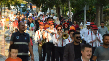 SÜNNET ÇOCUKLARIMIZ VE ÇEŞİTLİ SÜRPRİZLER MANİSA BANDOSU EŞLİĞİNDE KORTEJ YÜRÜYÜŞÜYÜNÜ GERÇEKLEŞTİRDİK