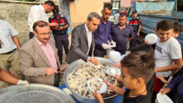 EMET GÜNLÜCEDE MEHTERAN COŞKUSU... EMET BELEDİYEMİZCE KÖYÜMÜZDE KURTULUŞ PİLAVI DAĞITILDI