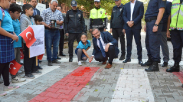 Güvenli trafik için yayalara öncelik duruşu